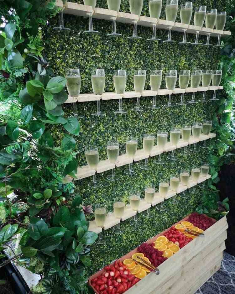 Idee für den Sektempfang Champagner Wand mit frischen Früchten