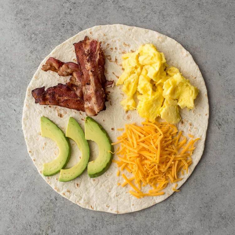 Idee zum Frühstück Tortilla Wrap Hack mit Eiern Speck Käse und Avocado