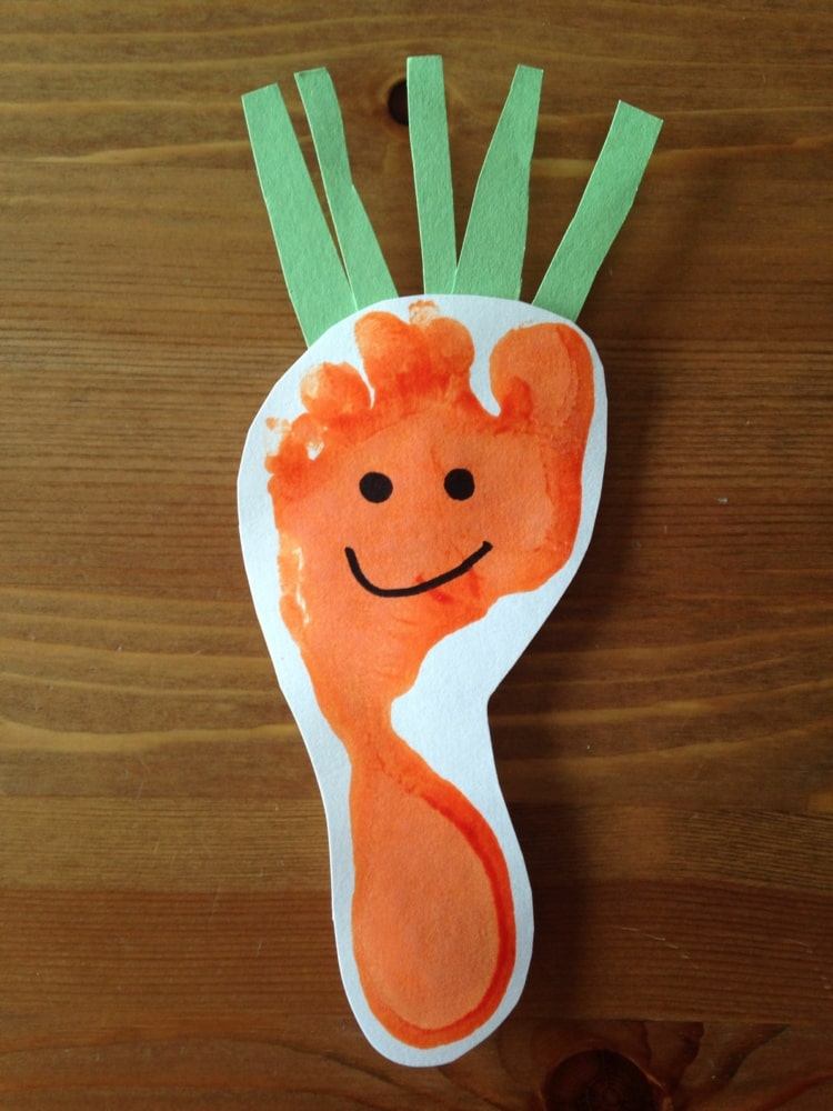 Karotte aus einem Fußabdruck und Papier mit Kleinkind basteln zu Ostern