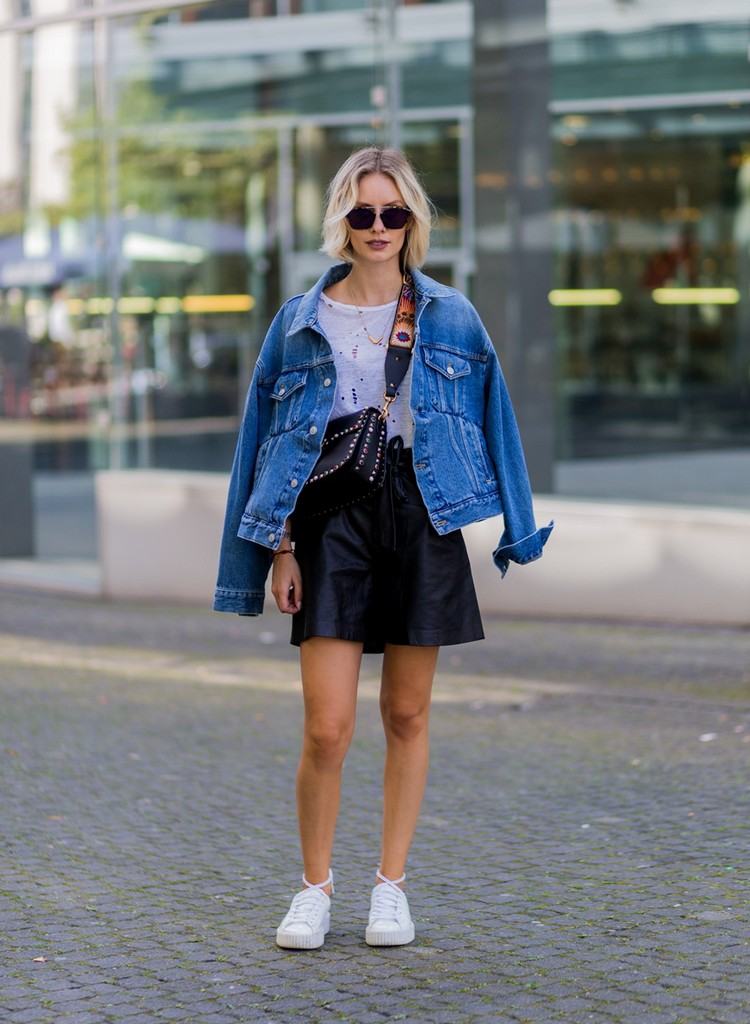 Lederrock Outfits Frühling Modetrends Oversize Jeansjacke kombinieren