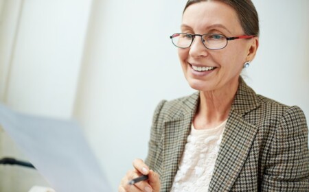 Lesebrille mit Metallfassung bei Alterssichtigkeit