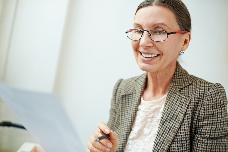 Lesebrille mit Metallfassung bei Alterssichtigkeit