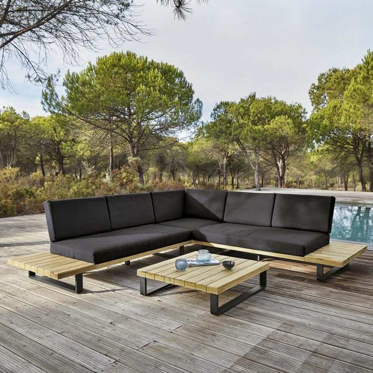 Lounge Bereich im Garten gestalten mit Ecksofa mit Polsterung und Kaffeetisch aus Metall und Holz
