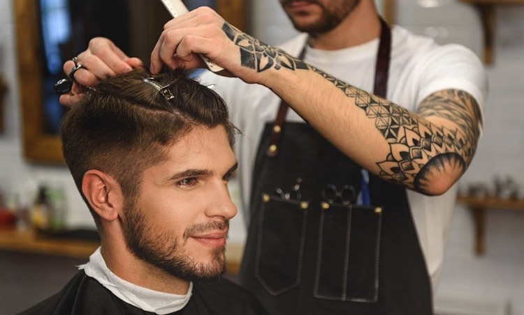 Mann lässt seine Haare beim Friseur schneiden