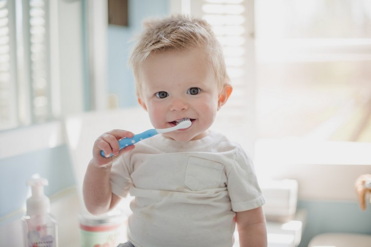 Mundhygiene verbessern gegen Mundgeruch Zähne putzen