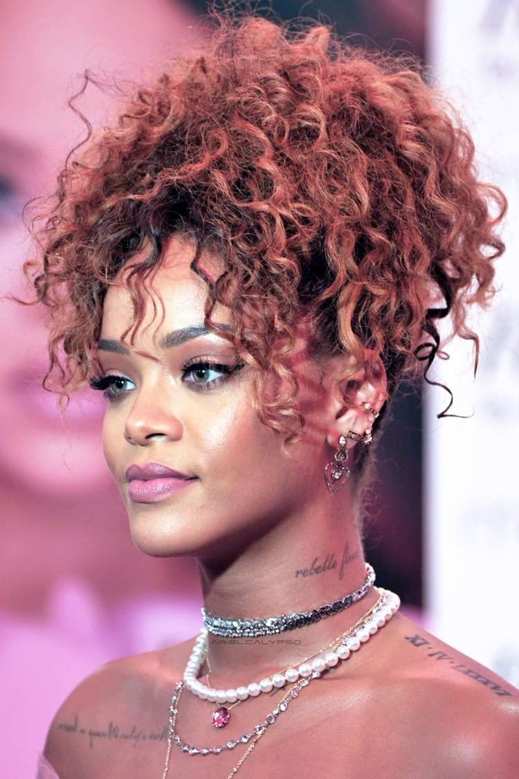 Naturlocken locker hochstecken wie Rihanna