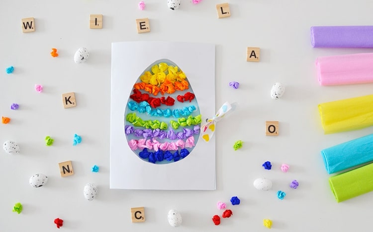 Osterkarten basteln mit Kindern - Seidenpapier knüllen und auf das Motiv kleben