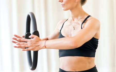 Pilates Ring Übungen im Stehen für Arme Bauch Beine und Po