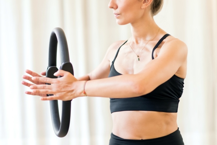 Pilates Ring Übungen im Stehen für Arme Bauch Beine und Po