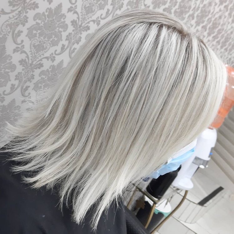 Platinblond mit braunen Strähnchen für mehr Tiefe