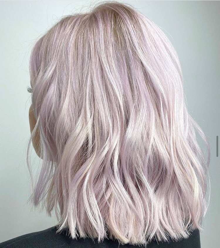 Platinblonde Haare rosa tönen Eisblond
