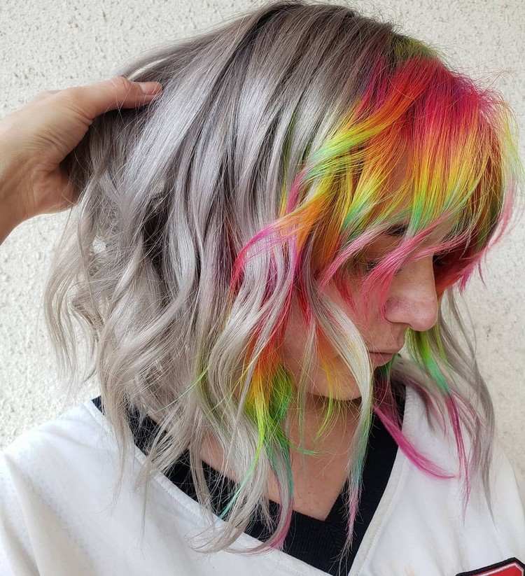 Rainbow Hair Haartrends 2021 Kurzhaarfrisur graue Haare