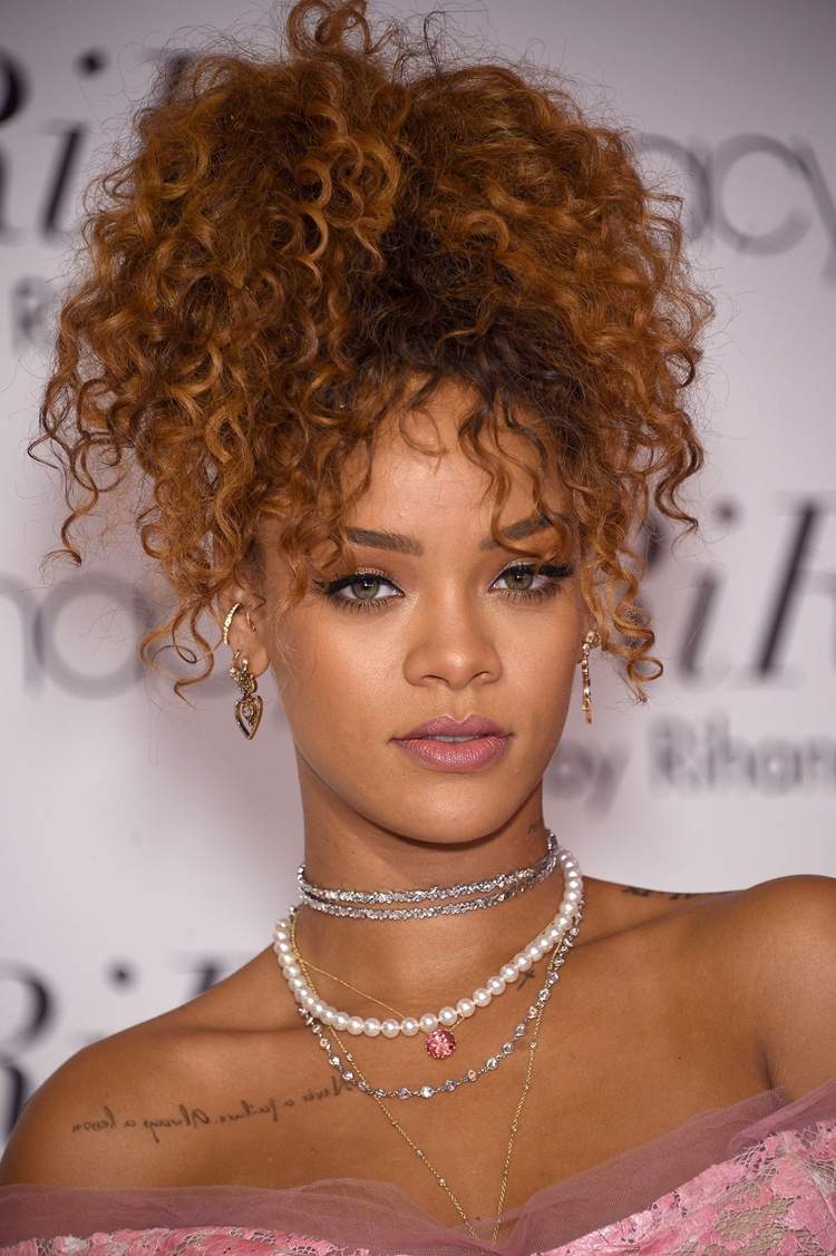 Rihanna Frisur mit Locken hoch gebundener Pferdeschwanz