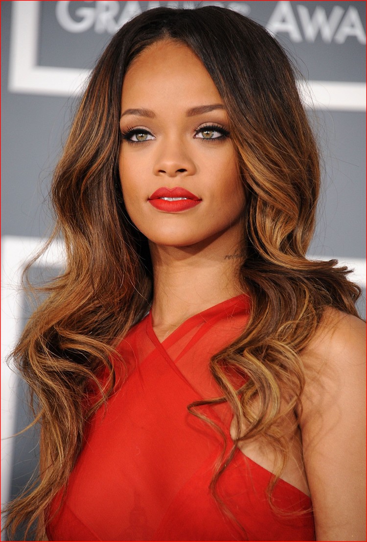 Rihanna Frisuren Haarfarbe bei grünen Augen