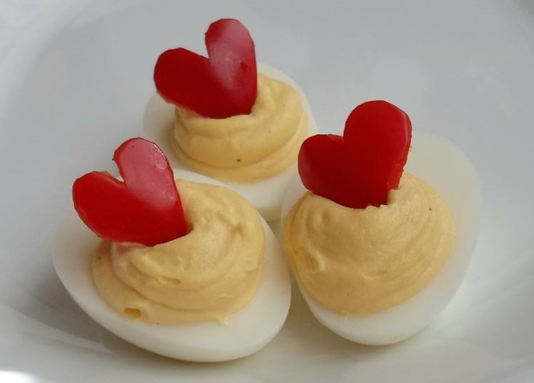 Rote Herzen zum Valentinstag aus Paprka oder Tomaten ausschneiden und Ei verzieren