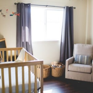 Schönes und helles Babyzimmer mit Still-Ecke