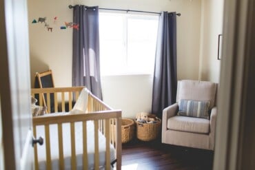 Schönes und helles Babyzimmer mit Still-Ecke