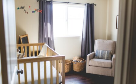 Schönes und helles Babyzimmer mit Still-Ecke