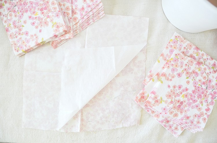 Servietten mit Frühlingsmotiv in Lagen trennen