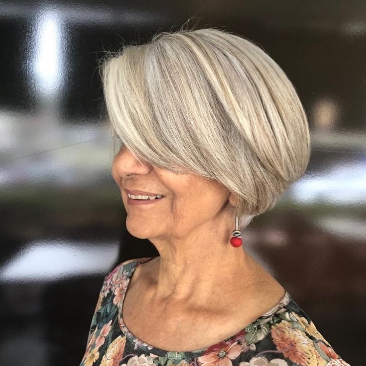 Silberblonde Bob Frisur mit grauen Strähnchen