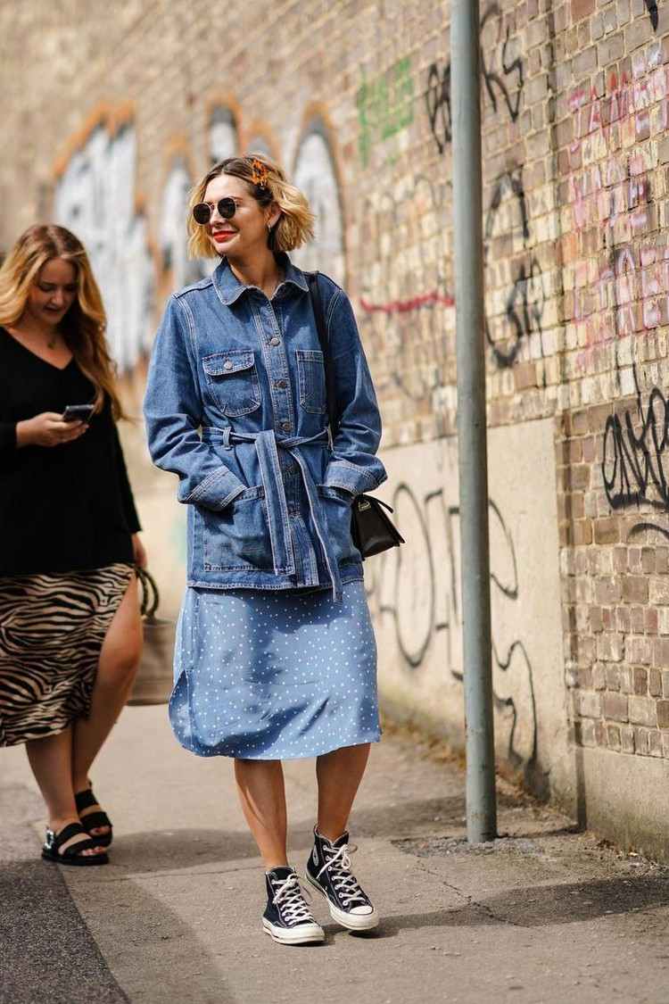 Slipdress Outfit Frühjahr Modetrends Oversize Jeansjacke kombinieren