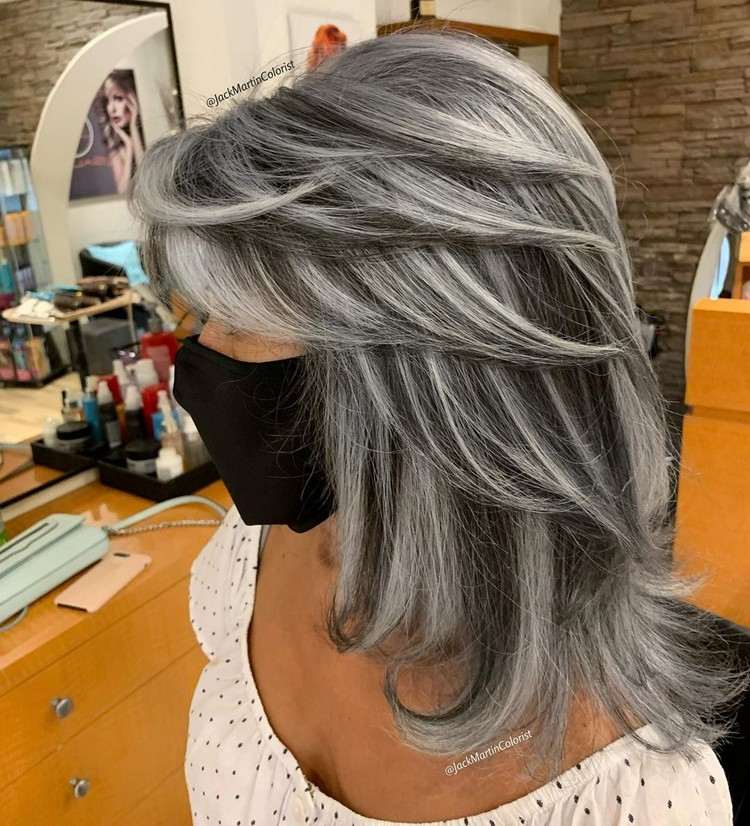 Stufenschnitt Frisuren graue Haare mittellang graue Haare mit Strähnen