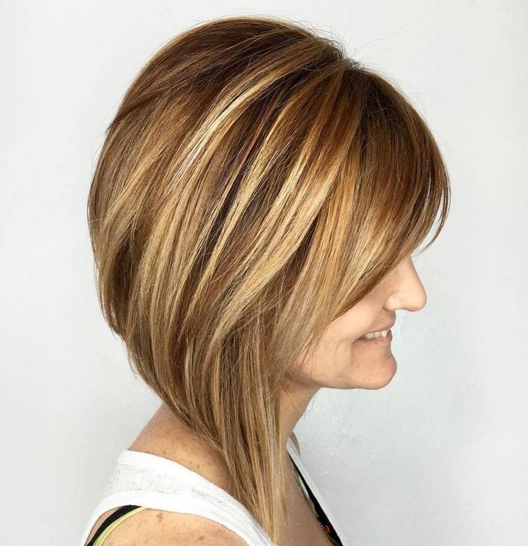 Trendige Haarfarben für Frauen über 50 die graue Haare abdecken Rotbraun und Honig