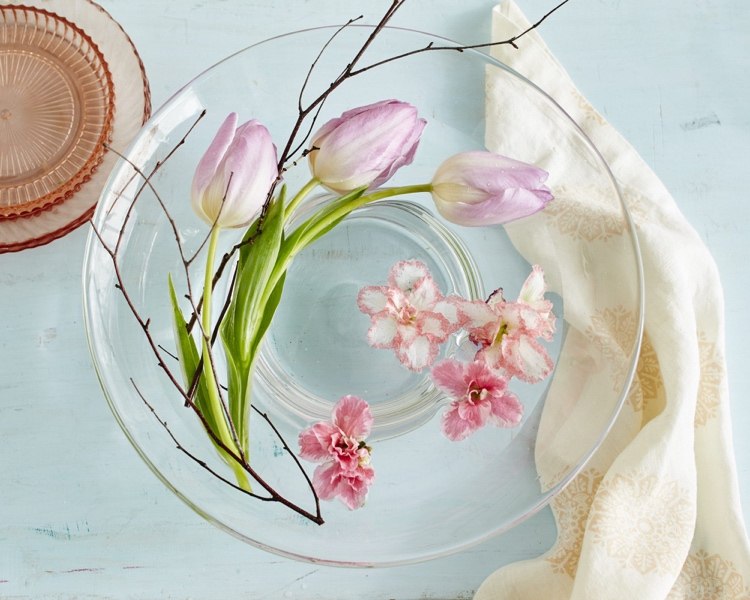 Tulpen in Vase arrangieren Ideen für Frühlingsdeko