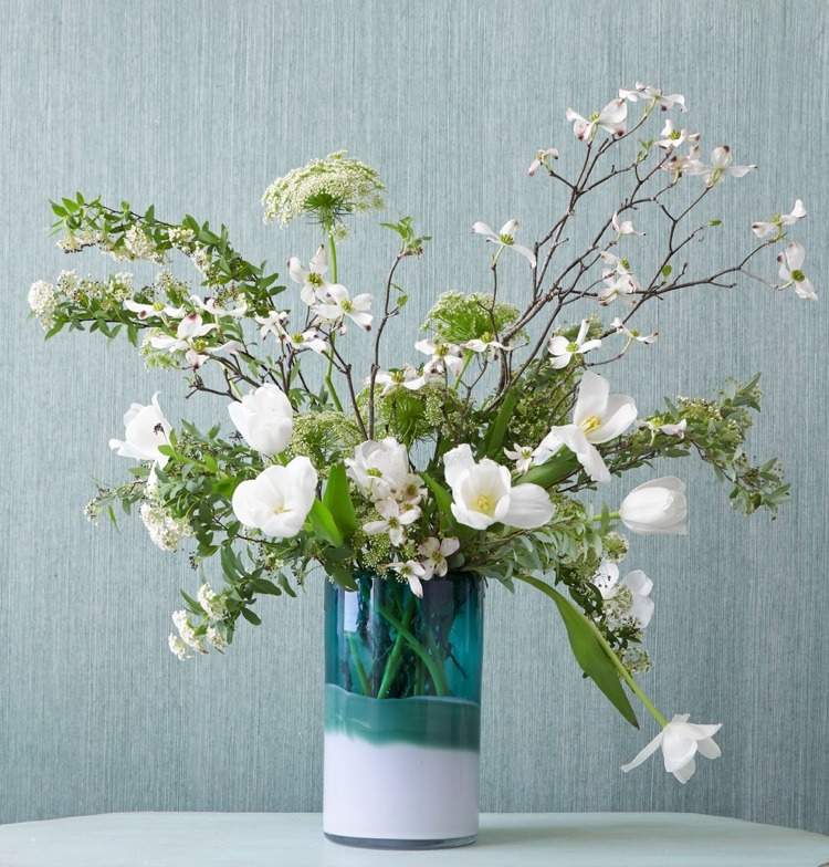 Tulpen in Vase arrangieren Ideen in Weiß