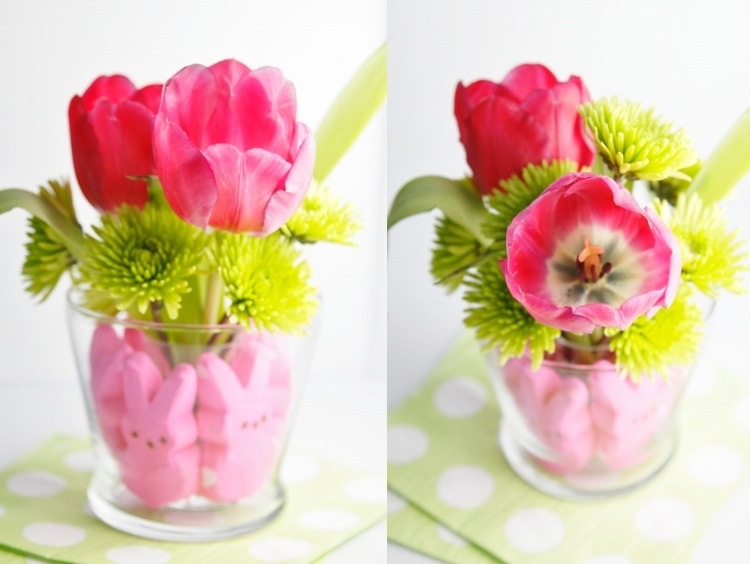 Tulpen in Vase arrangieren mit Steckmasse und Süßigkeiten