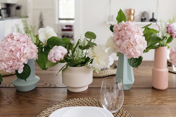 Vasen in Pastellblau und rosa auf dem Frühlingstisch