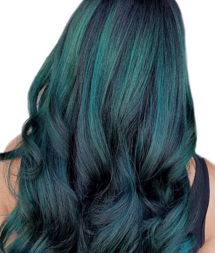 Waldgrüne Haare Dunkelgrüne Strähnchen auf schwarzem Haar