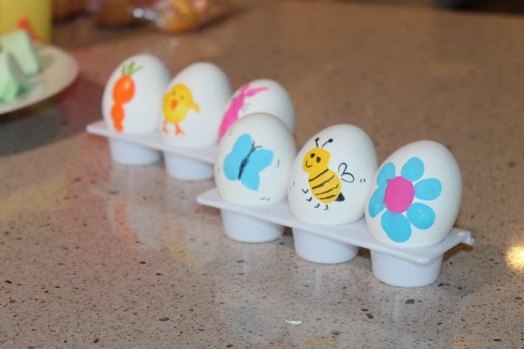 ausgeblasene Eier bemalen mit Kindern Fingerfarben