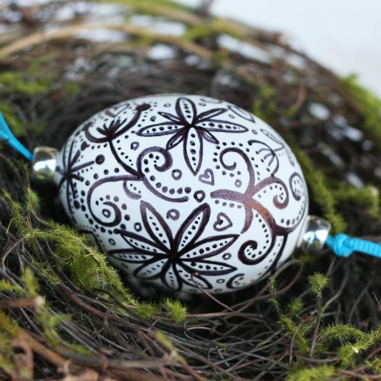 ausgeblasenes Ei mit schwarzem Stift dekorieren