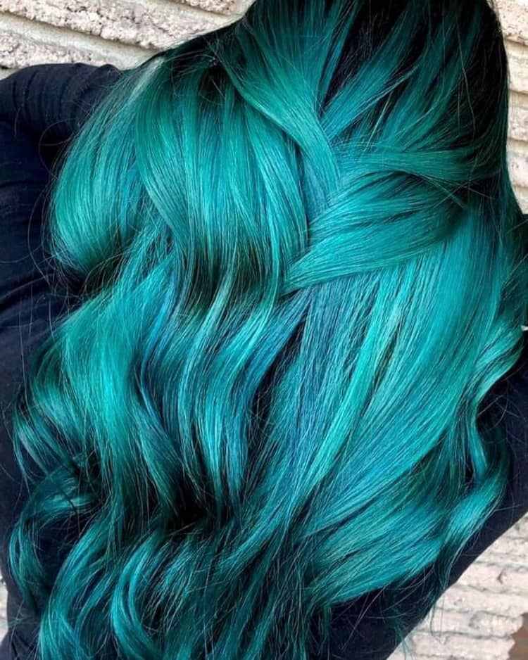 blaugrünes Haar mit dunklem Ansatz