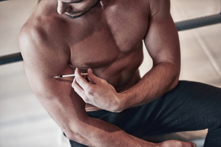 bodybuilder verwendet steroide für mehr sportliche leistung beim krafttraining