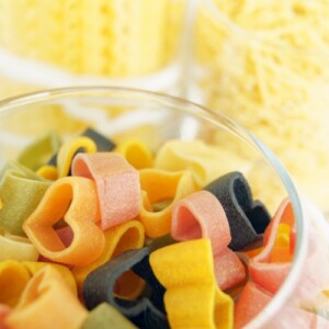 bunte pasta in herzformen als potenzielle schädliche diät fürs herz