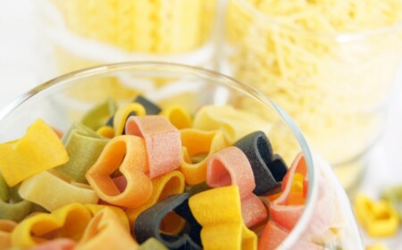 bunte pasta in herzformen als potenzielle schädliche diät fürs herz