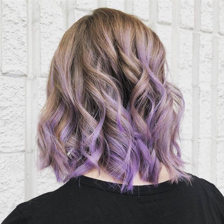 dunkelblonde Haare mit lila Strähnchen Balayage-Look