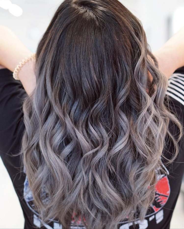 dunkelbraune Haare und helle Spitzen mit aschigem grauen Farbton