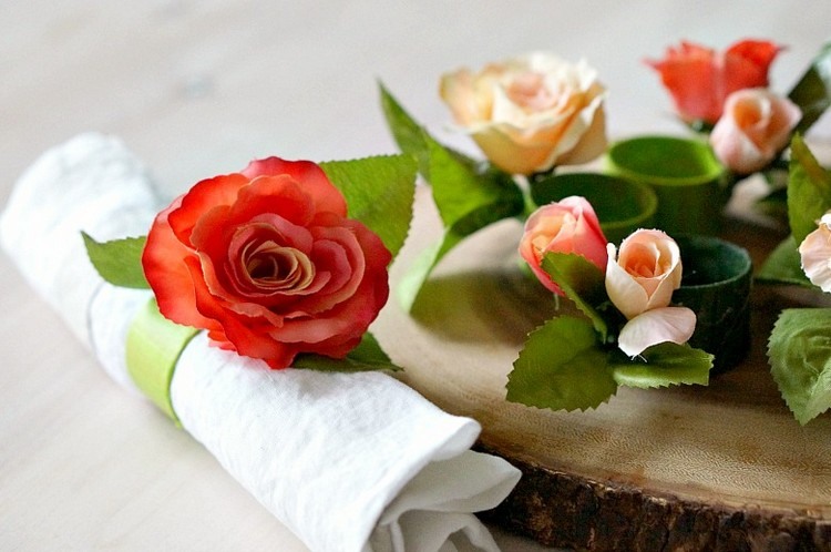 einfaches Basteln für Ostern Serviettenringe mit Blumen