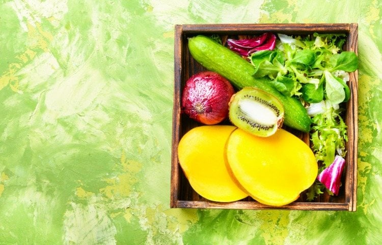 farbenfrohe mischung aus früchten und salat in einem korb