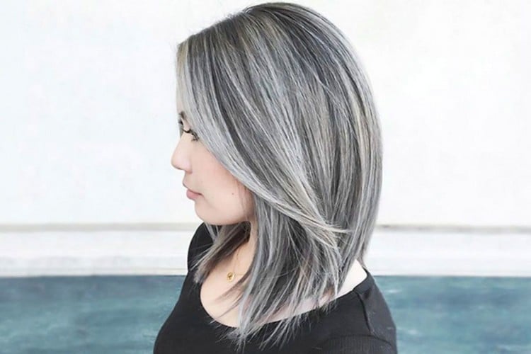graue Haare mit Strähnchen Salt and Pepper Haarfarbe.