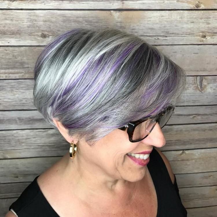 graue Haare mit lila Strähnen Haartrends 2021