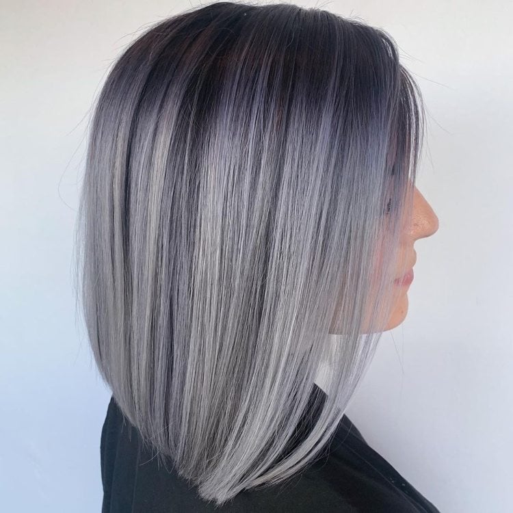 Schwarze haare mit grauen strähnen
