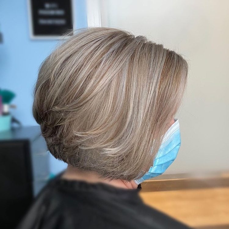 graue strähnen auf blondiertem haar machen lassen