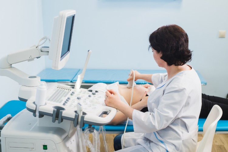 gynäkologin untersucht schwangere frau mit ultraschall