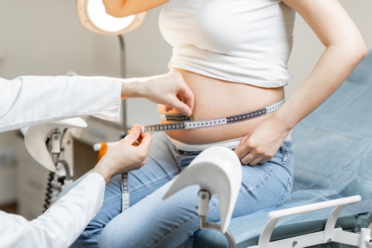 gynekologe misst bauchumfang von schwangerer frau