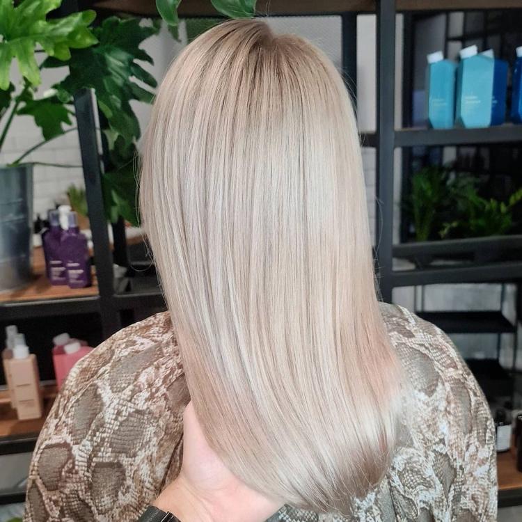 haarfarbe champagnerblond mit rosa touch
