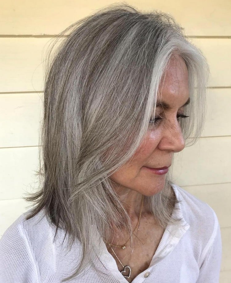 halblang Frisuren graue Haare mittellang Stufen Haarschnitt für Frauen ab 50
